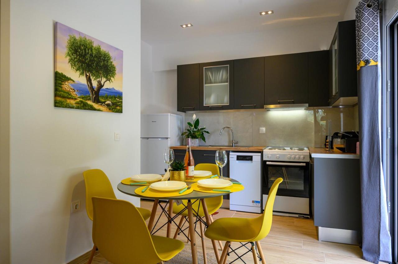 Chic Apartment In Nature, 5-Min Walk To The Beach 칼라마타 외부 사진