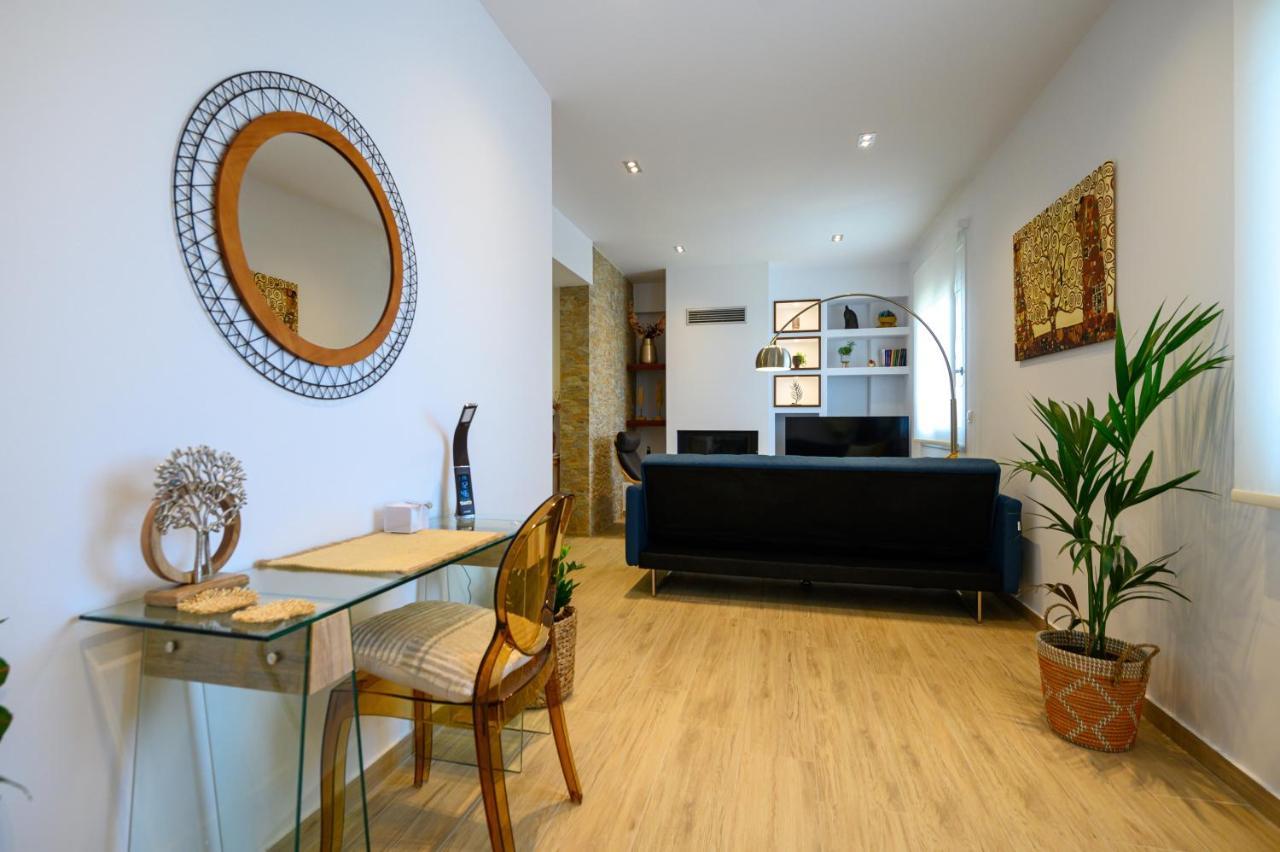 Chic Apartment In Nature, 5-Min Walk To The Beach 칼라마타 외부 사진
