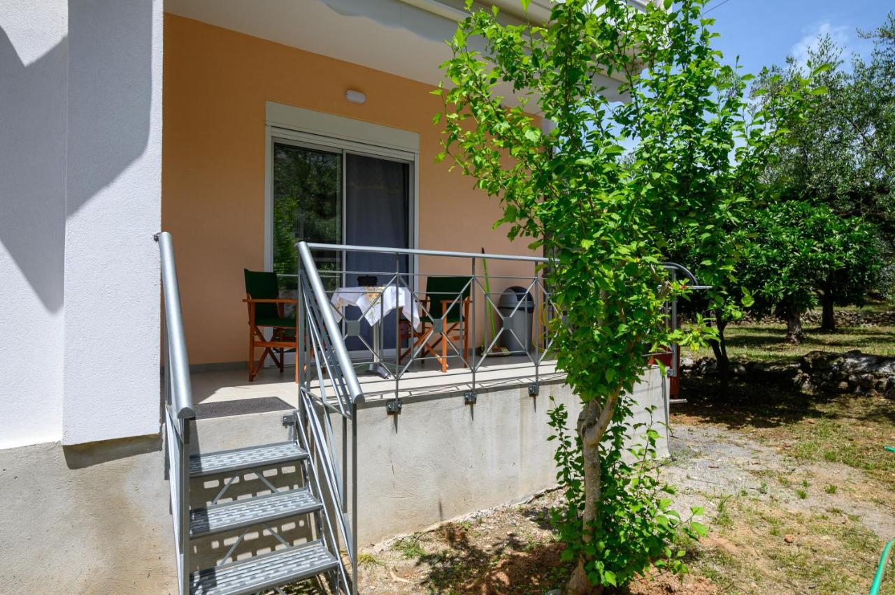 Chic Apartment In Nature, 5-Min Walk To The Beach 칼라마타 외부 사진