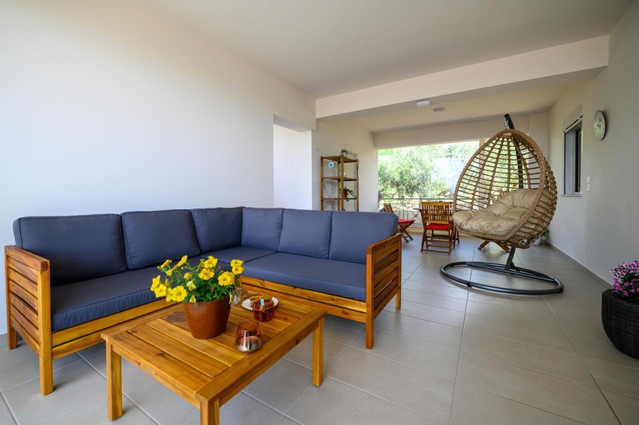 Chic Apartment In Nature, 5-Min Walk To The Beach 칼라마타 외부 사진