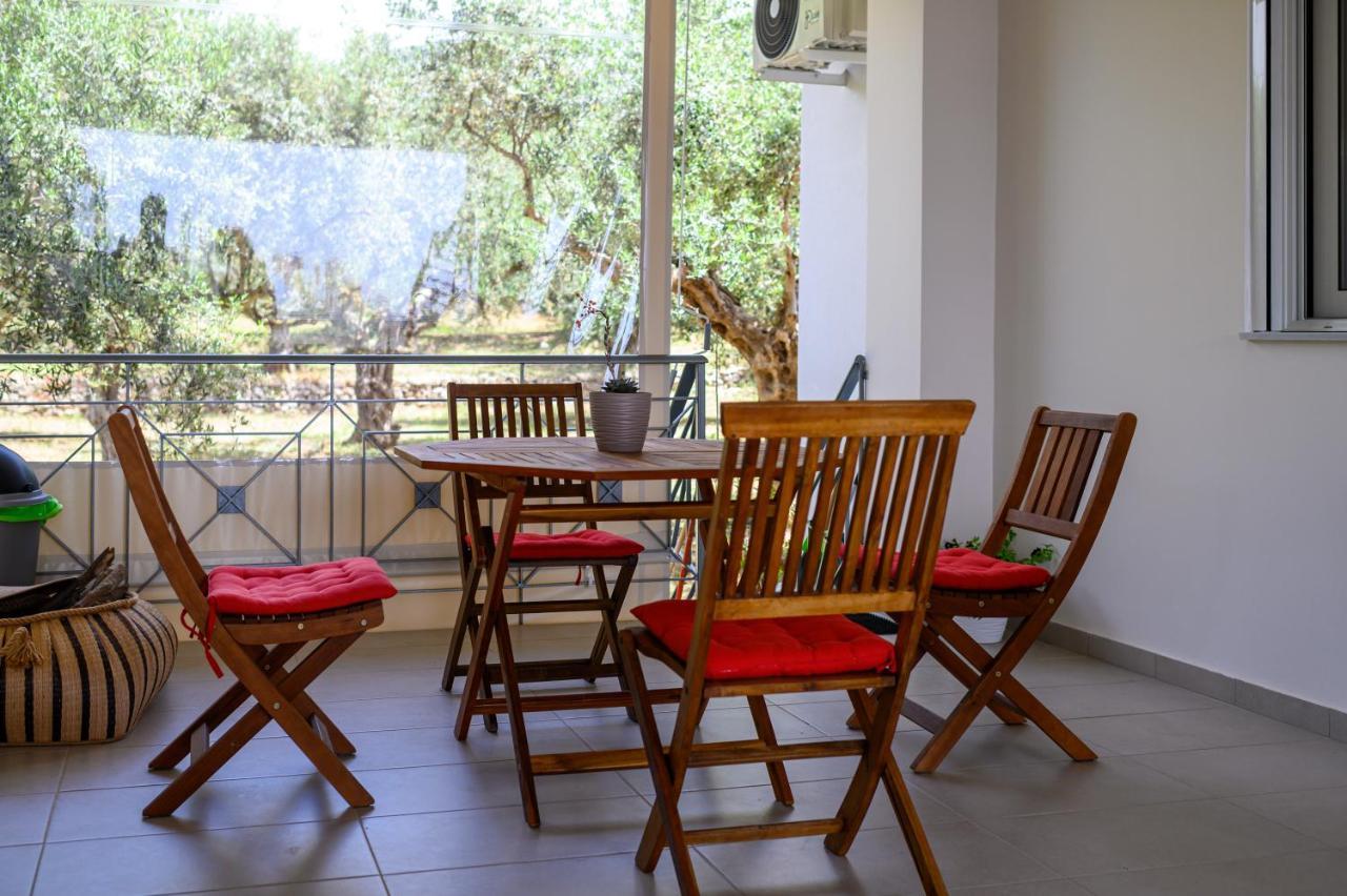 Chic Apartment In Nature, 5-Min Walk To The Beach 칼라마타 외부 사진