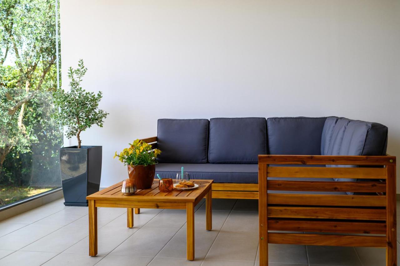 Chic Apartment In Nature, 5-Min Walk To The Beach 칼라마타 외부 사진