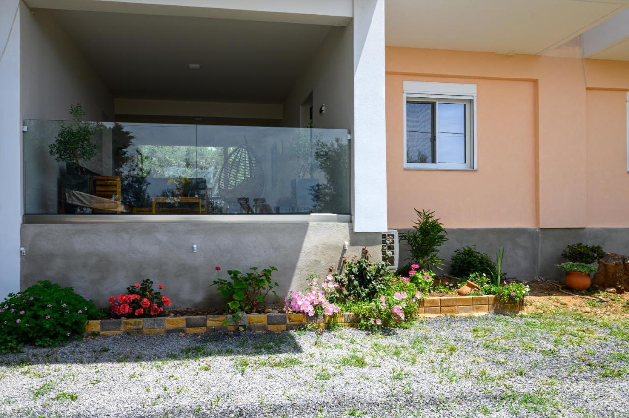 Chic Apartment In Nature, 5-Min Walk To The Beach 칼라마타 외부 사진