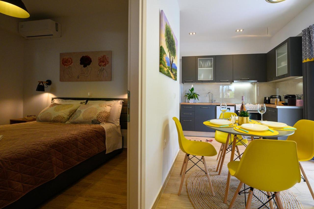 Chic Apartment In Nature, 5-Min Walk To The Beach 칼라마타 외부 사진