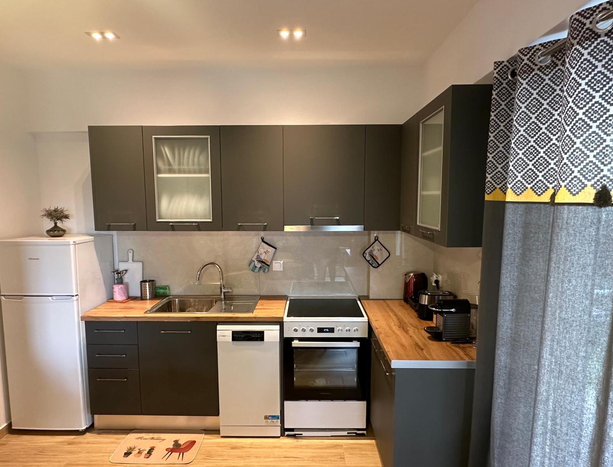 Chic Apartment In Nature, 5-Min Walk To The Beach 칼라마타 외부 사진