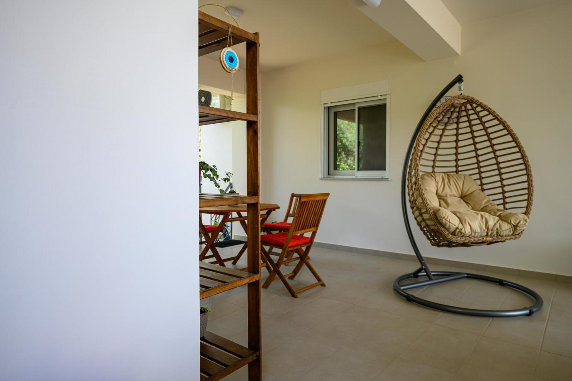 Chic Apartment In Nature, 5-Min Walk To The Beach 칼라마타 외부 사진